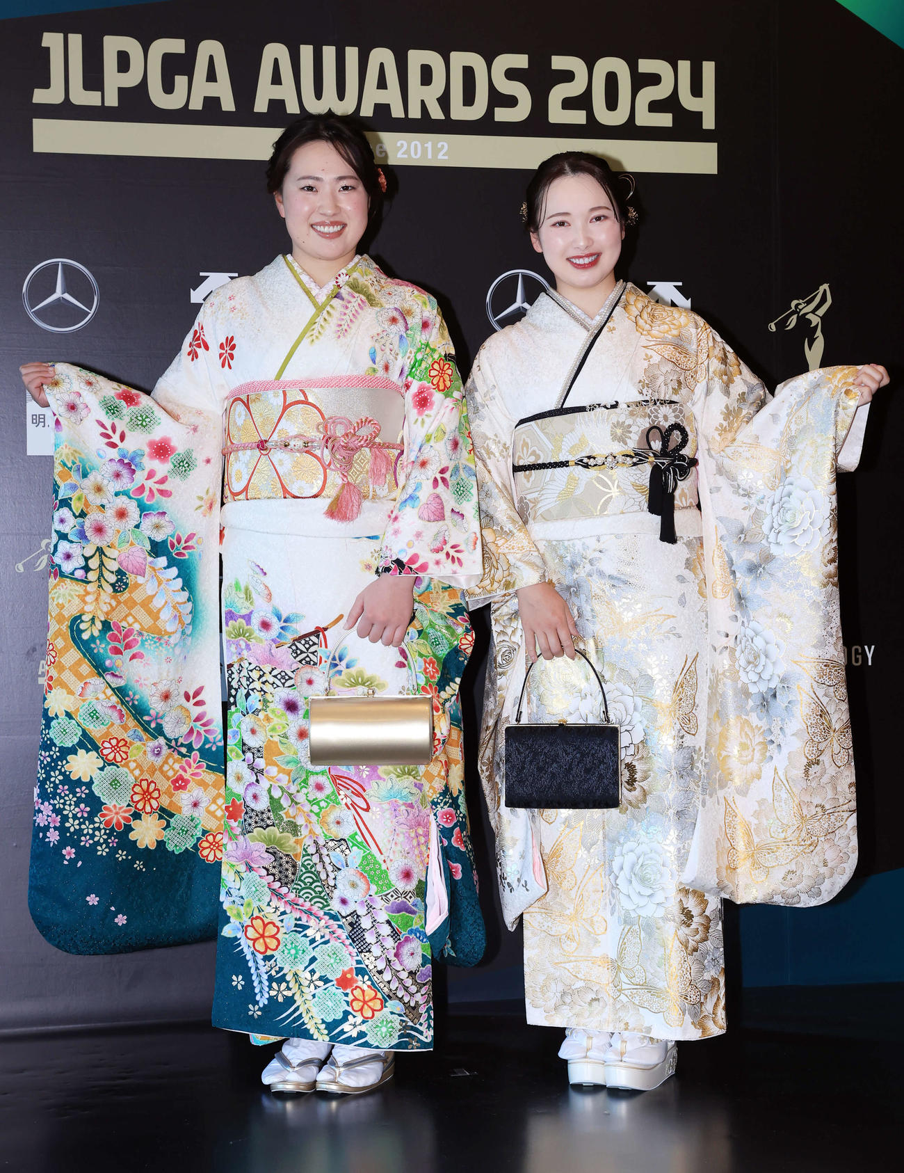 「JLPGAアワード2024」で美しい着物姿を披露した竹田麗央（左）と小祝さくら（撮影・浅見桂子）