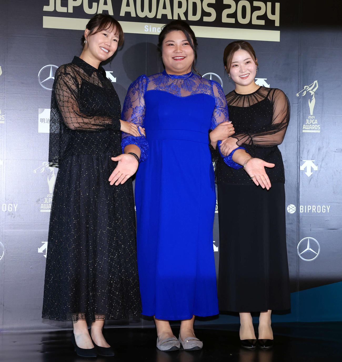 「JLPGAアワード2024」でドレスアップした福山（左）、石川（中央）、奥山（撮影・浅見桂子）