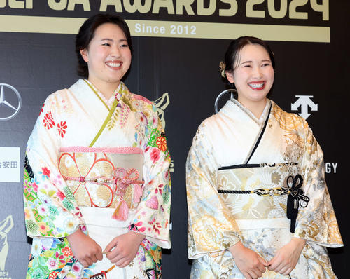 「JLPGAアワード2024」で美しい着物姿を披露した竹田麗央（左）と小祝さくら（撮影・浅見桂子）