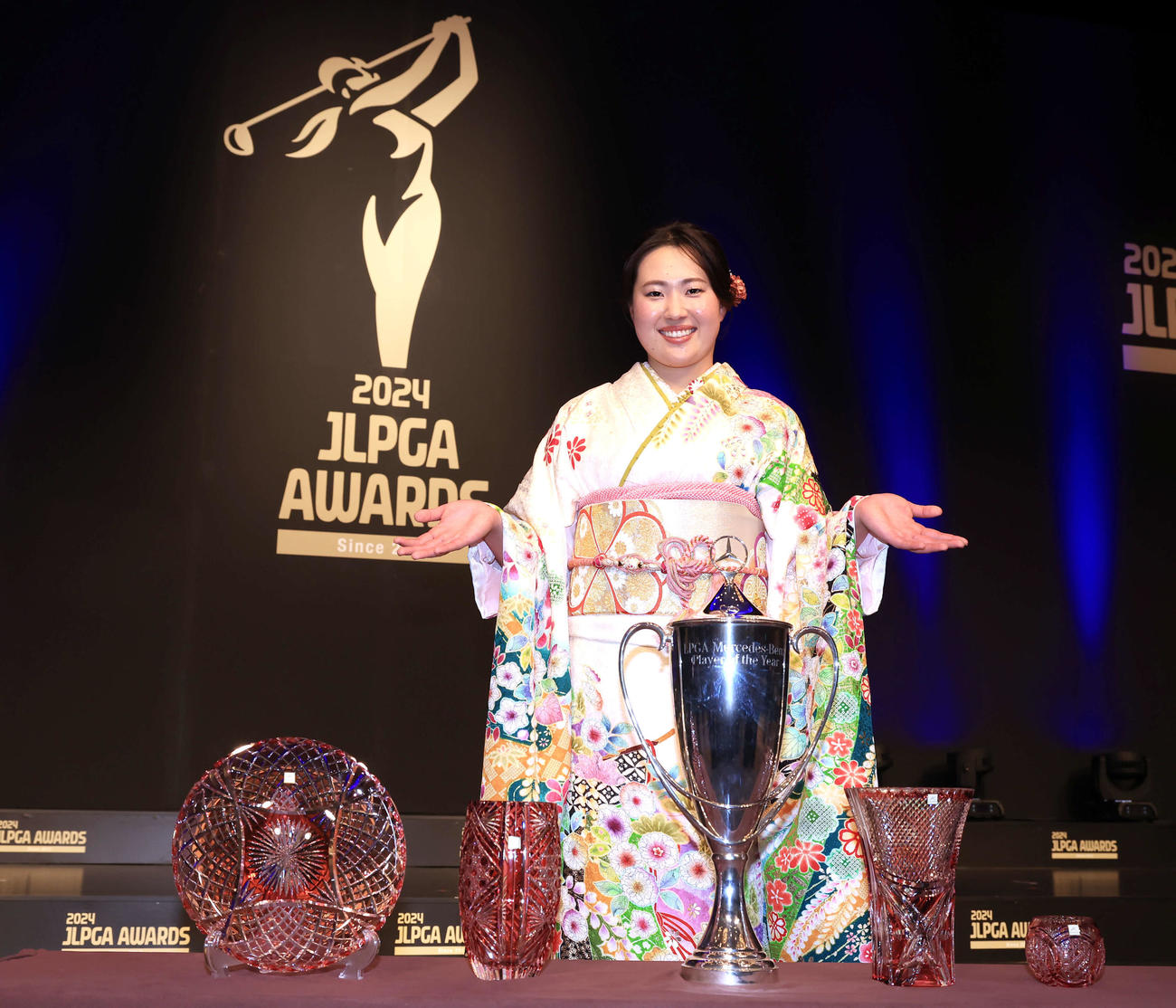 「JLPGAアワード2024」で、5冠の竹田は5つのトロフィーを前に笑顔でポーズ（撮影・浅見桂子）