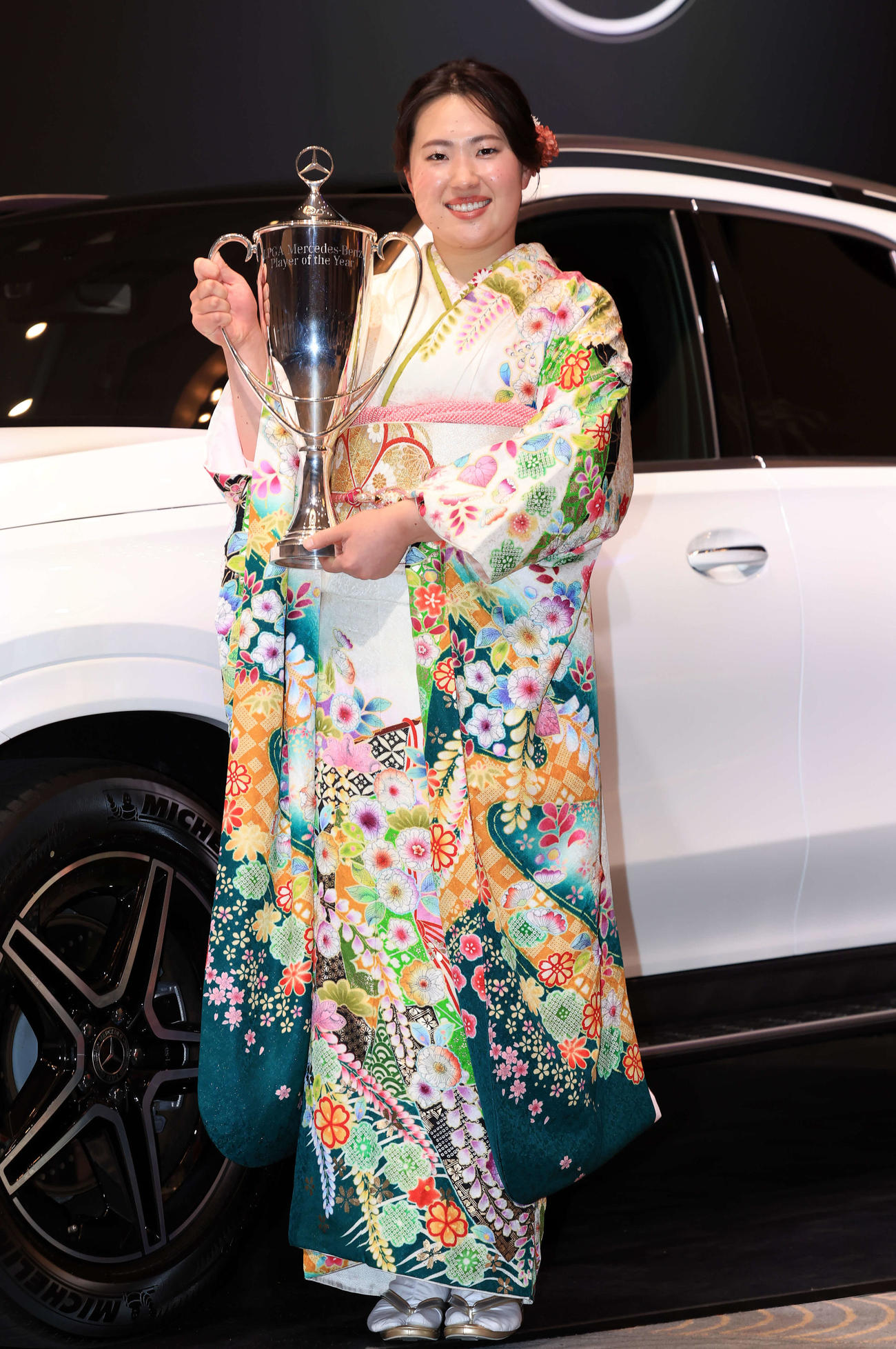 「JLPGAアワード2024」で、年間最優秀選手賞の竹田はトロフィーを手に笑顔で記念撮影（撮影・浅見桂子）