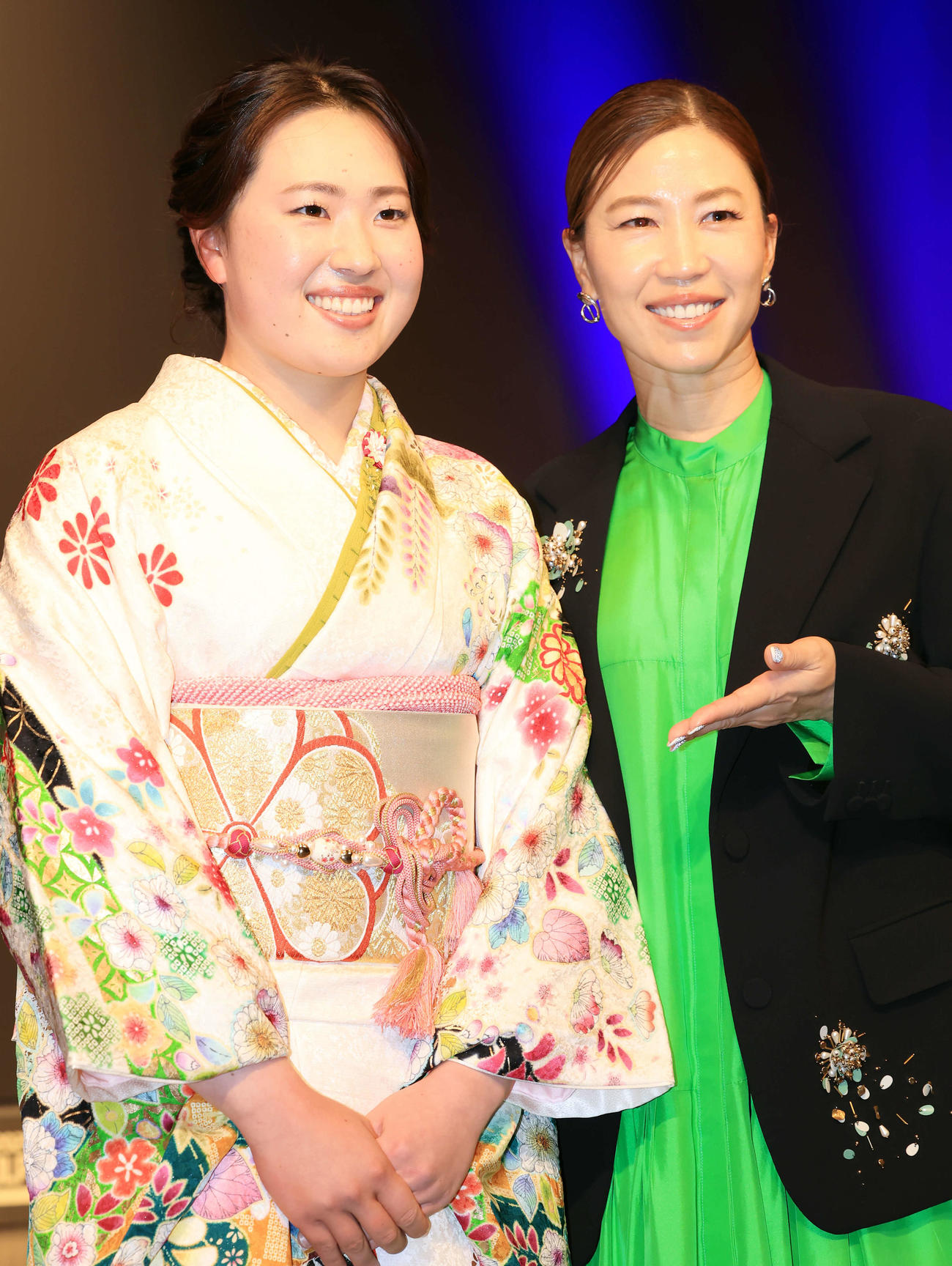 「JLPGAアワード2024」で、2ショットで記念撮影する竹田（左）と上田（撮影・浅見桂子）