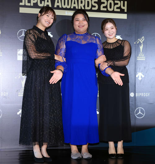 「JLPGAアワード2024」でドレスアップした福山（左）、石川（中央）、奥山（撮影・浅見桂子）