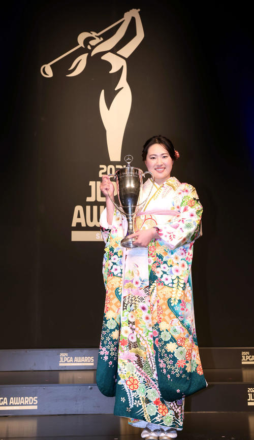 「JLPGAアワード2024」で、竹田は年間最優秀選手翔トロフィーを手に笑顔（撮影・浅見桂子）