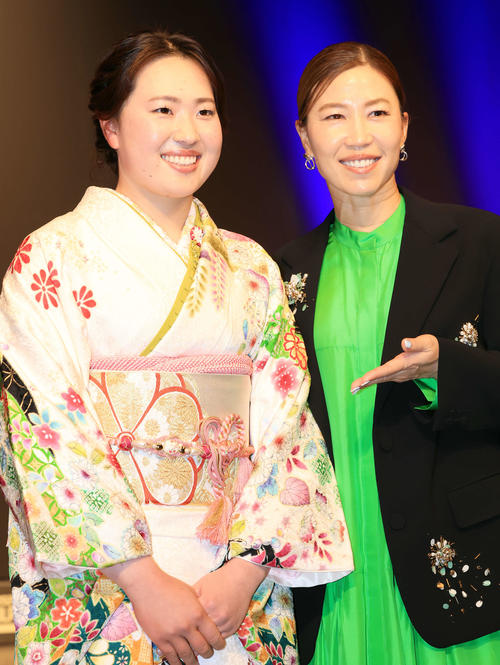 「JLPGAアワード2024」で、2ショットで記念撮影する竹田（左）と上田（撮影・浅見桂子）
