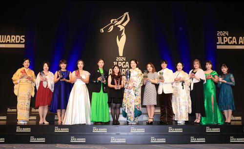 「JLPGAアワード2024」で、記念撮影する、左から菅野、山本、権藤、イ・ヒョソン、上田、山下、竹田、古江、笹生、小祝、桑木、河本、政田（撮影・浅見桂子）
