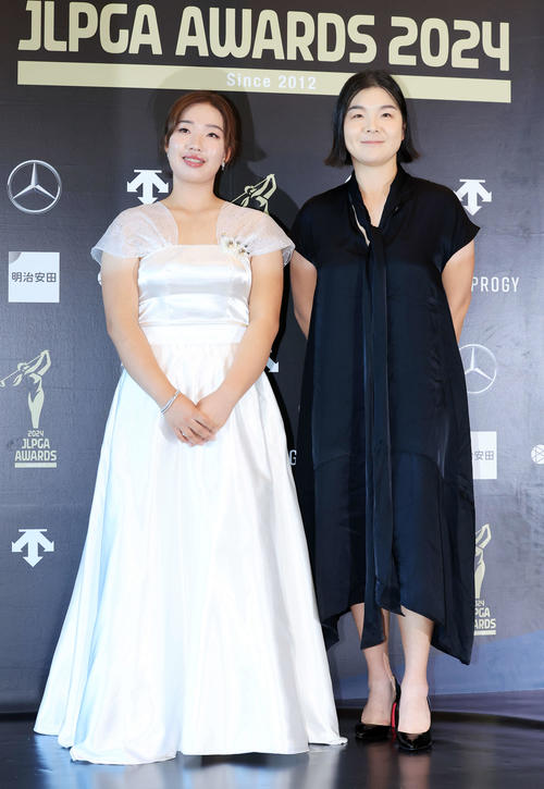 「JLPGAアワード2024」でドレスアップしたイ・ヒョソン（左）とイ・ミニョン（撮影・浅見桂子）