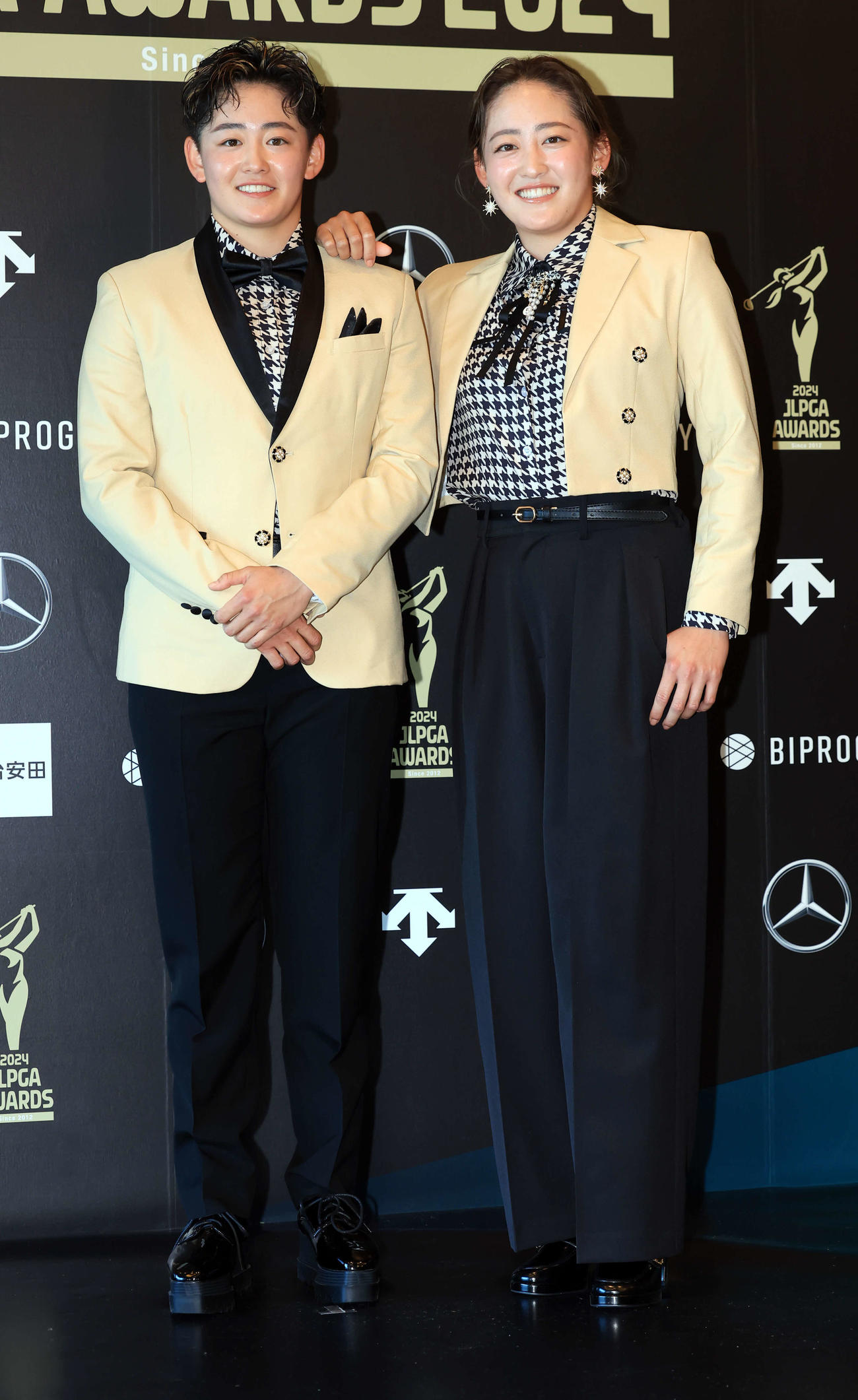 「JLPGAアワード2024」でドレスアップした岩井明（左）と岩井千（撮影・浅見桂子）