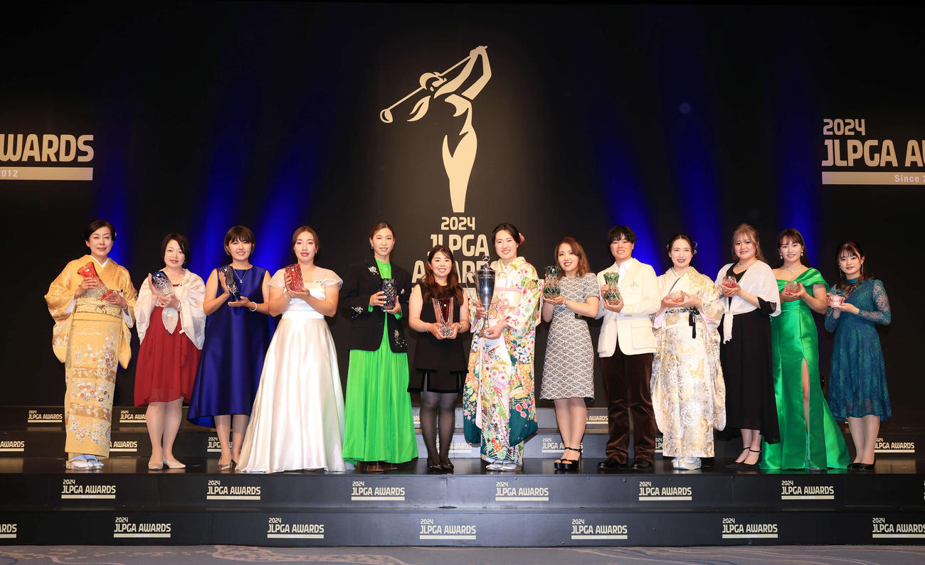 「JLPGAアワード2024」で、記念撮影する、左から菅野、山本、権藤、イ・ヒョソン、上田、山下、竹田、古江、笹生、小祝、桑木、河本、政田（撮影・浅見桂子）
