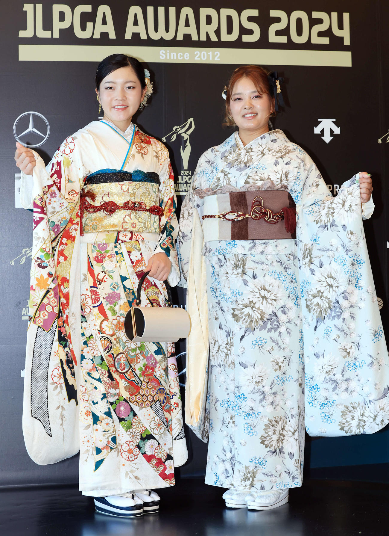 「JLPGAアワード2024」で美しい着物姿を披露する佐藤心結（左）と鈴木愛（撮影・浅見桂子）