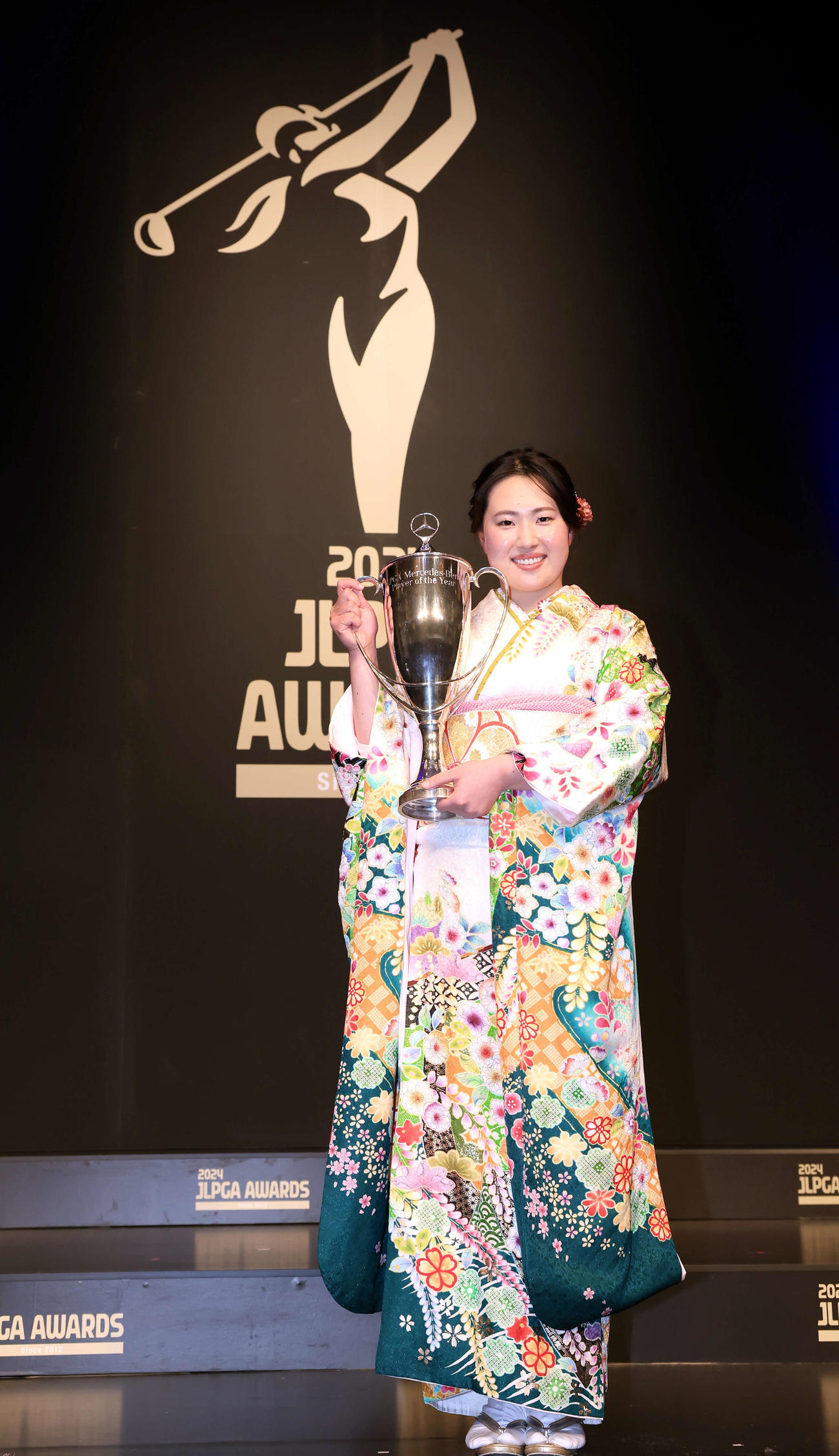「JLPGAアワード2024」で、竹田は年間最優秀選手翔トロフィーを手に笑顔（撮影・浅見桂子）