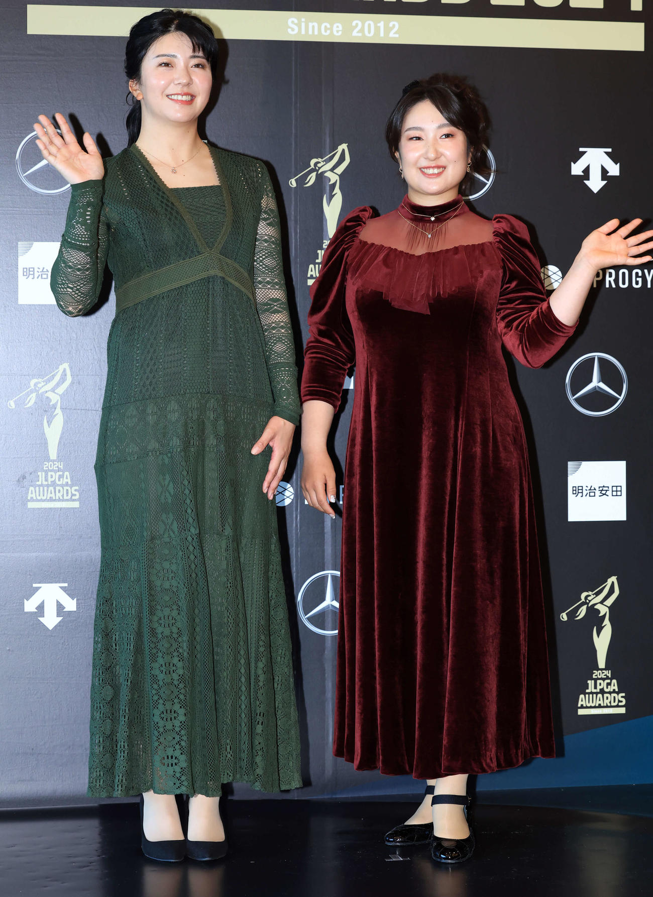 「JLPGAアワード2024」でドレスアップした堀（左）と阿部（撮影・浅見桂子）
