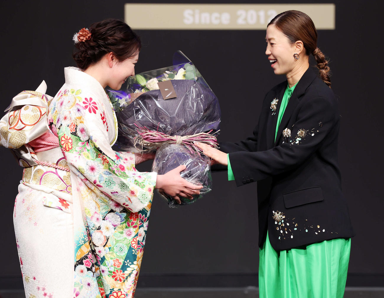 「JLPGAアワード2024」で、特別功労賞の上田桃子（右）は竹田麗央から花束を贈られる