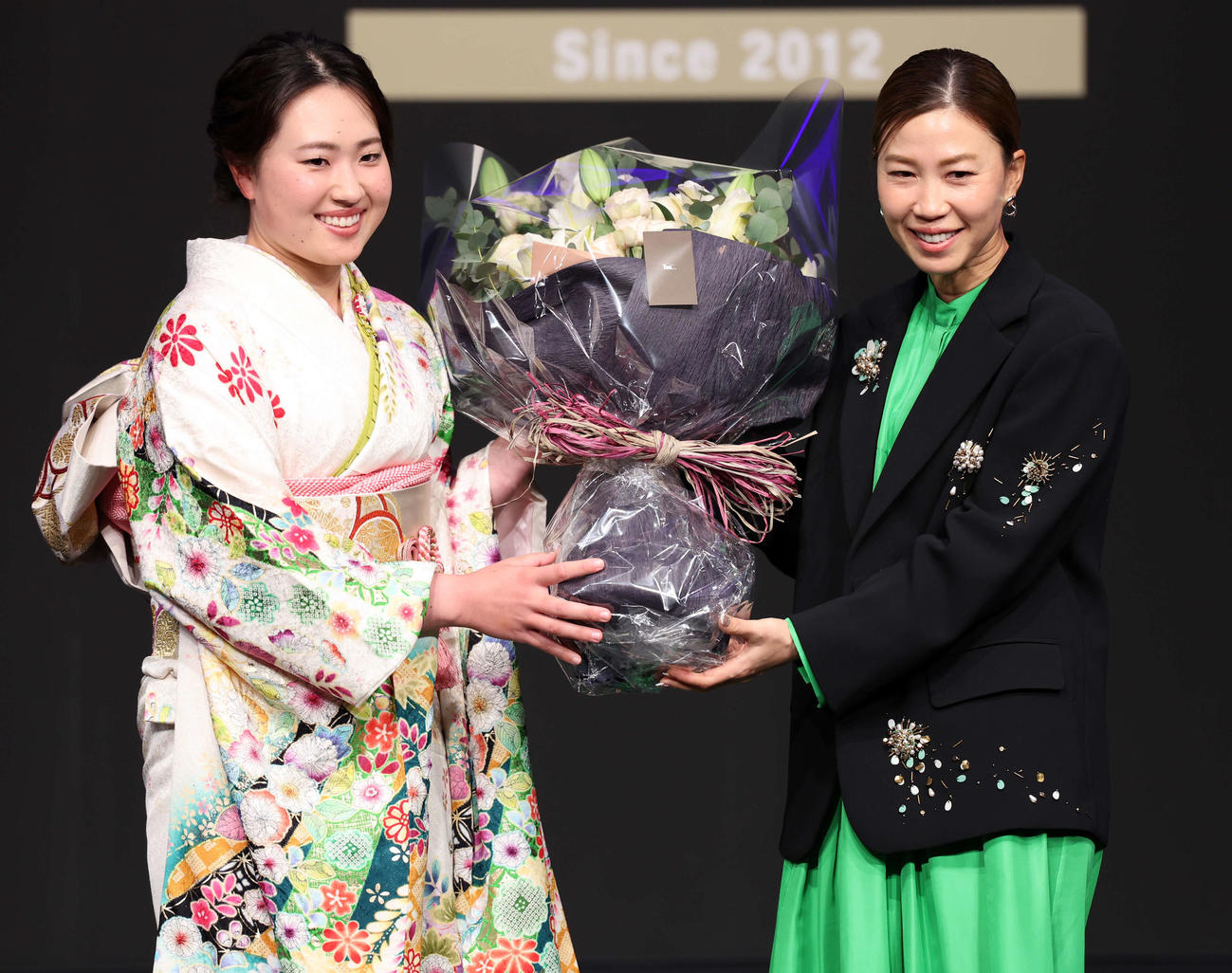 「JLPGAアワード2024」で、特別功労賞の上田桃子（右）は竹田麗央から花束を贈られる