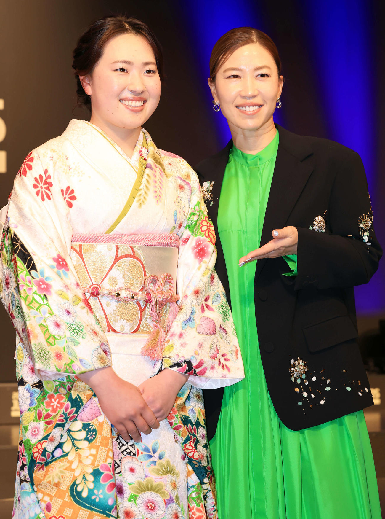 「JLPGAアワード2024」で、2ショットで記念撮影する竹田（左）と上田（撮影・浅見桂子）