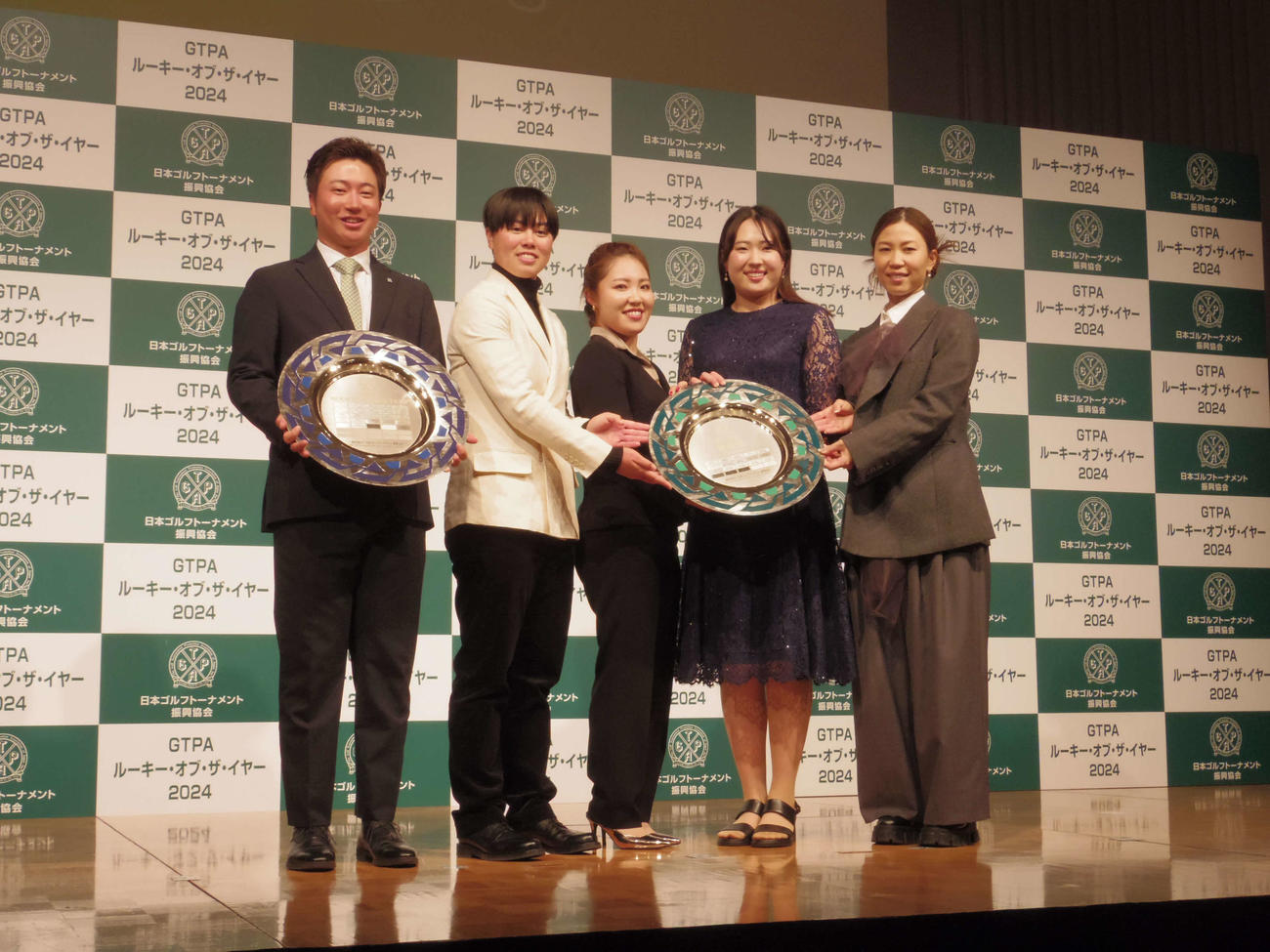 左からGTPA新人賞を受賞した杉浦悠太、特別賞を受賞した笹生優花、古江彩佳、竹田麗央、上田桃子