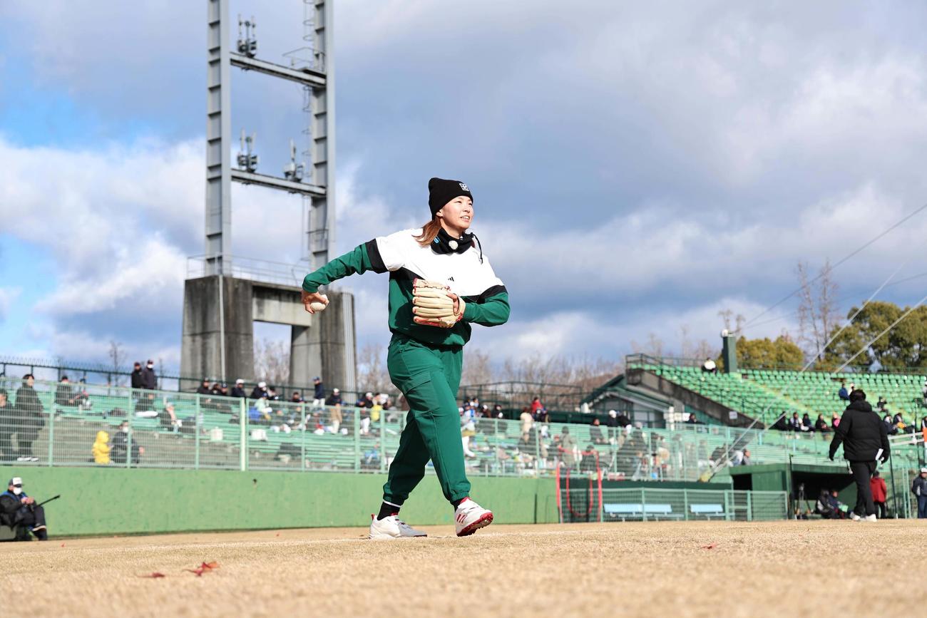 ダイナミックな投球フォームでソフトボールを投げる渋野（撮影・上田博志）