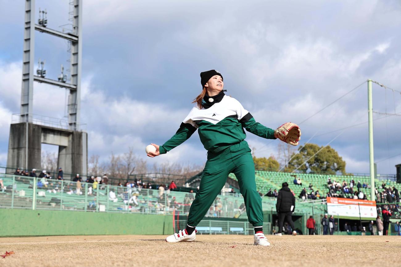 ダイナミックな投球フォームでソフトボールを投げる渋野（撮影・上田博志）