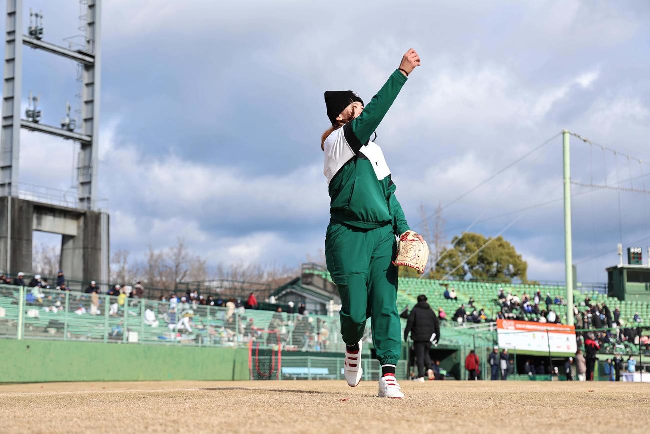 ダイナミックな投球フォームでソフトボールを投げる渋野（撮影・上田博志）