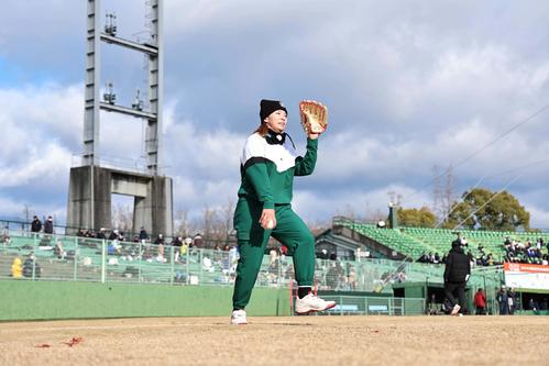 ダイナミックな投球フォームでソフトボールを投げる渋野（撮影・上田博志）