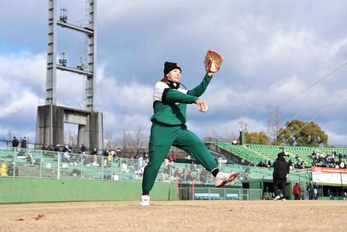 ダイナミックな投球フォームでソフトボールを投げる渋野（撮影・上田博志）