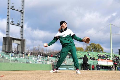 ダイナミックな投球フォームでソフトボールを投げる渋野（撮影・上田博志）