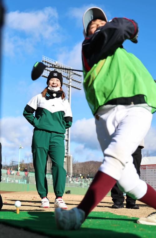ゴルフにチャレンジする子供を笑顔で見守る渋野（撮影・上田博志）