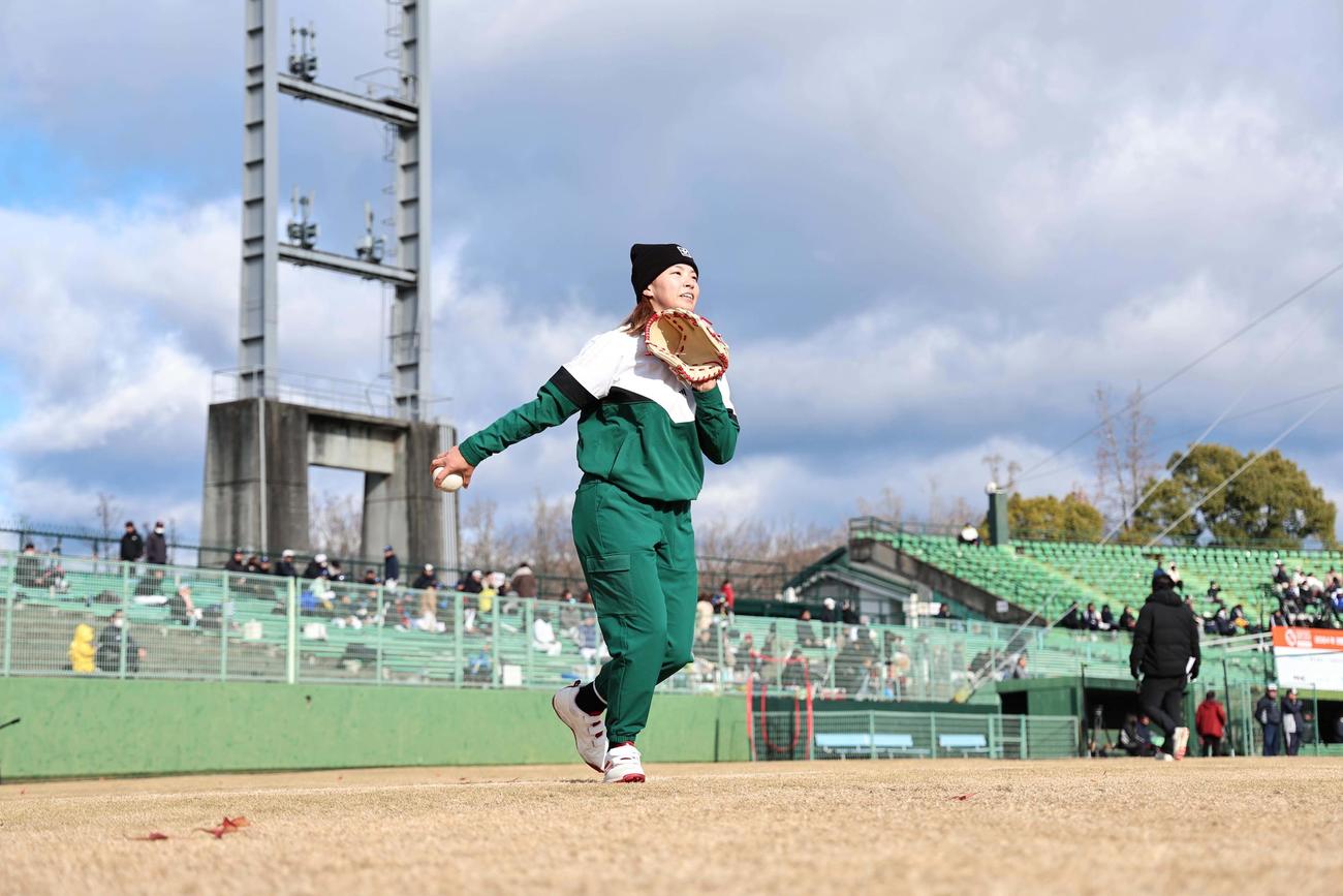 ダイナミックな投球フォームでソフトボールを投げる渋野（撮影・上田博志）