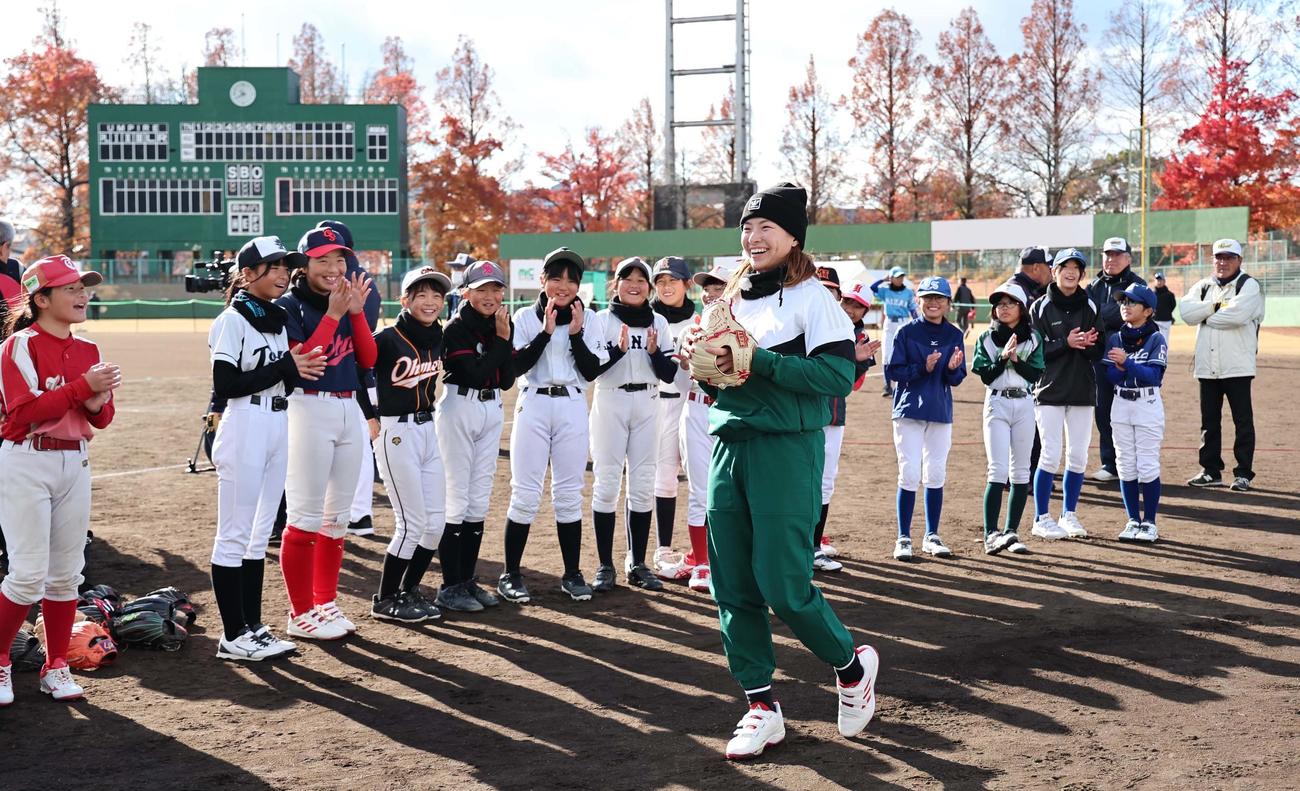 キャッチボールをする渋野は子供たちの拍手に笑顔を見せる（撮影・上田博志）