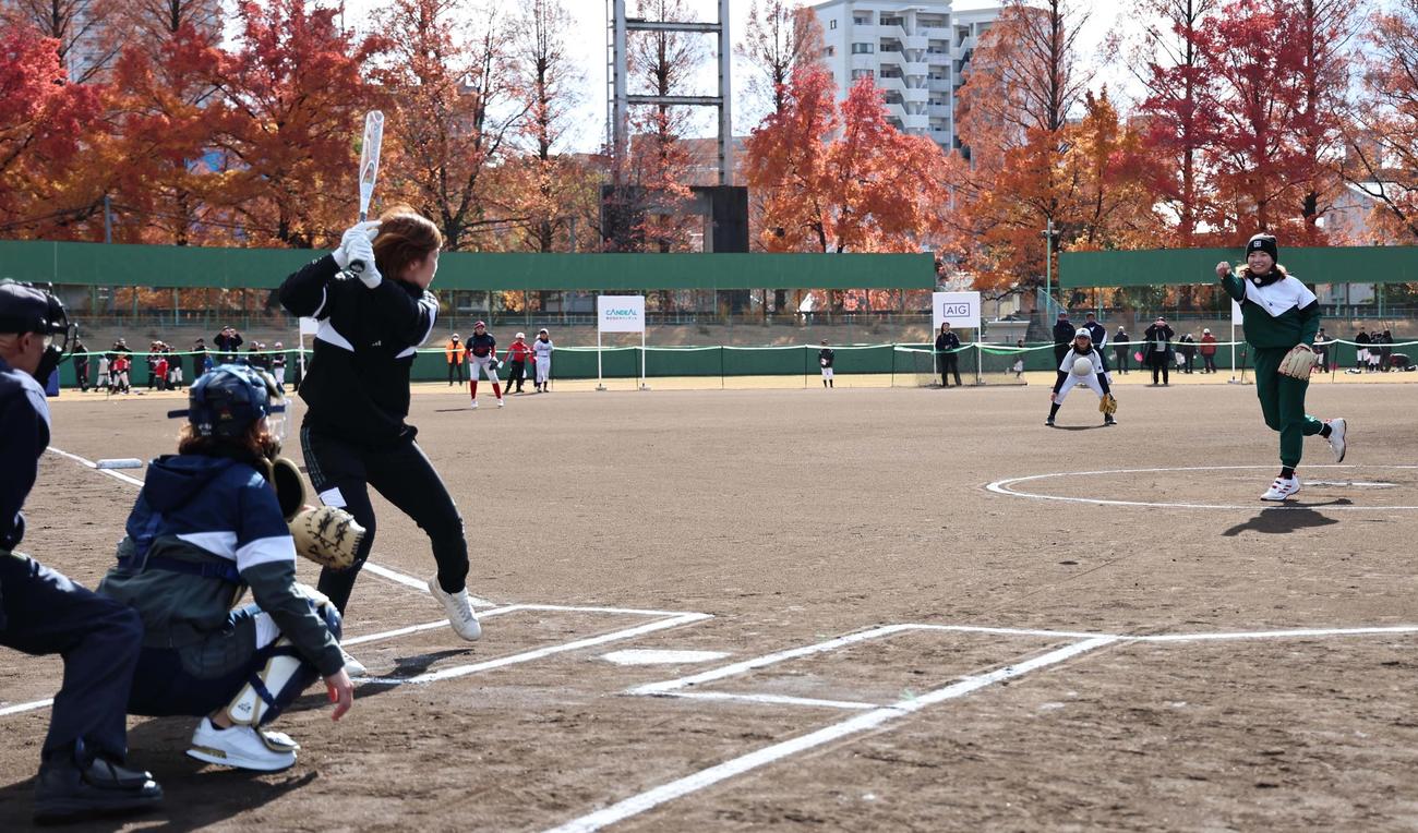 始球式でソフトボール元日本代表の原田と対戦する渋野（撮影・上田博志）