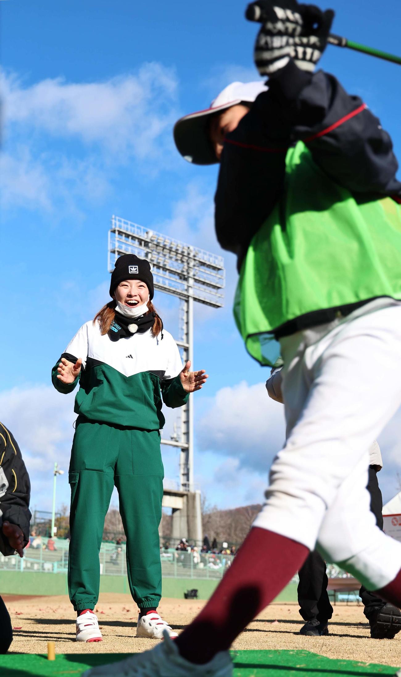 ゴルフにチャレンジする子供のナイスショットに笑顔で拍手を送る渋野（撮影・上田博志）