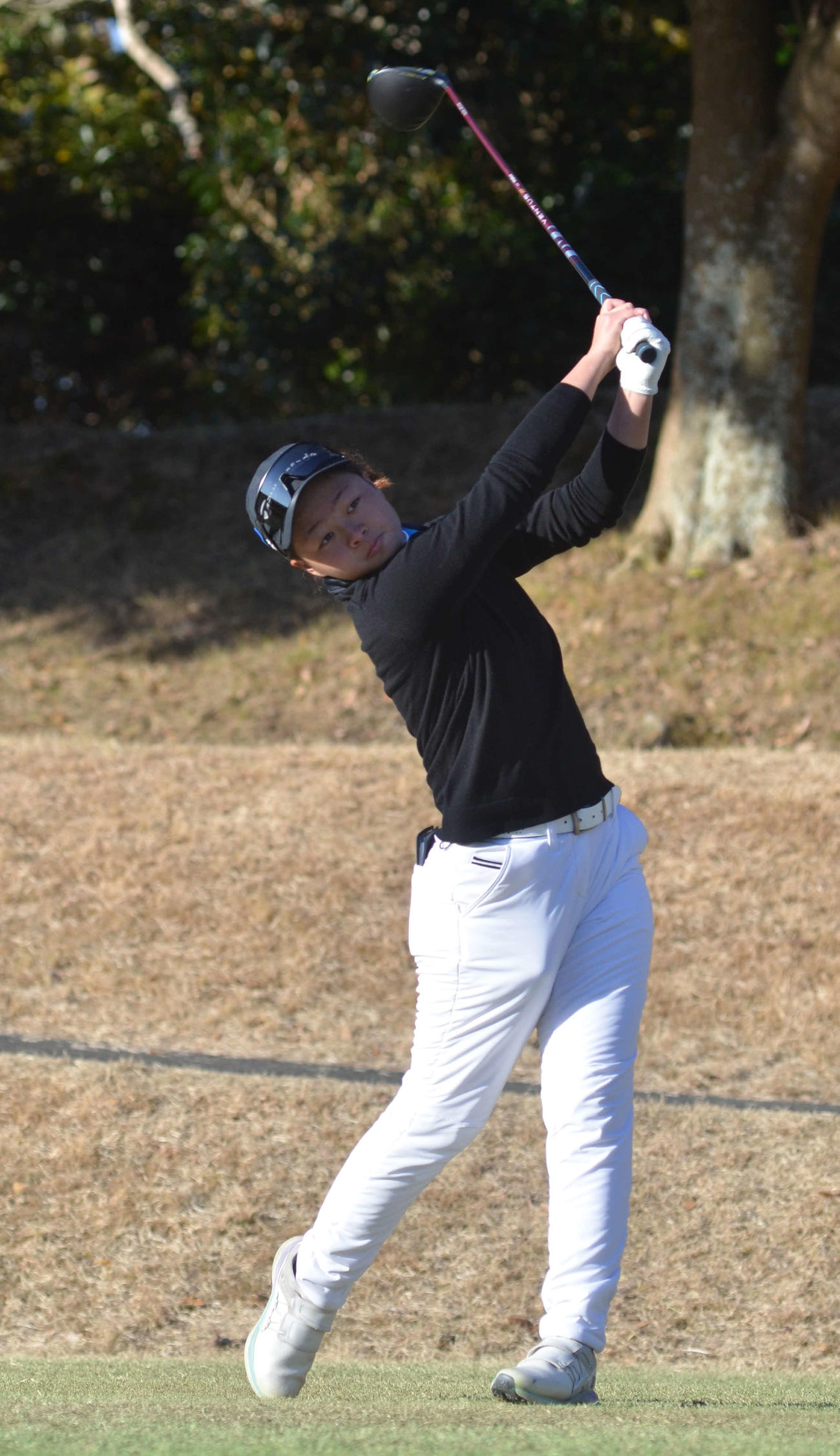 東コース1番で第1打を放つ田村萌来美