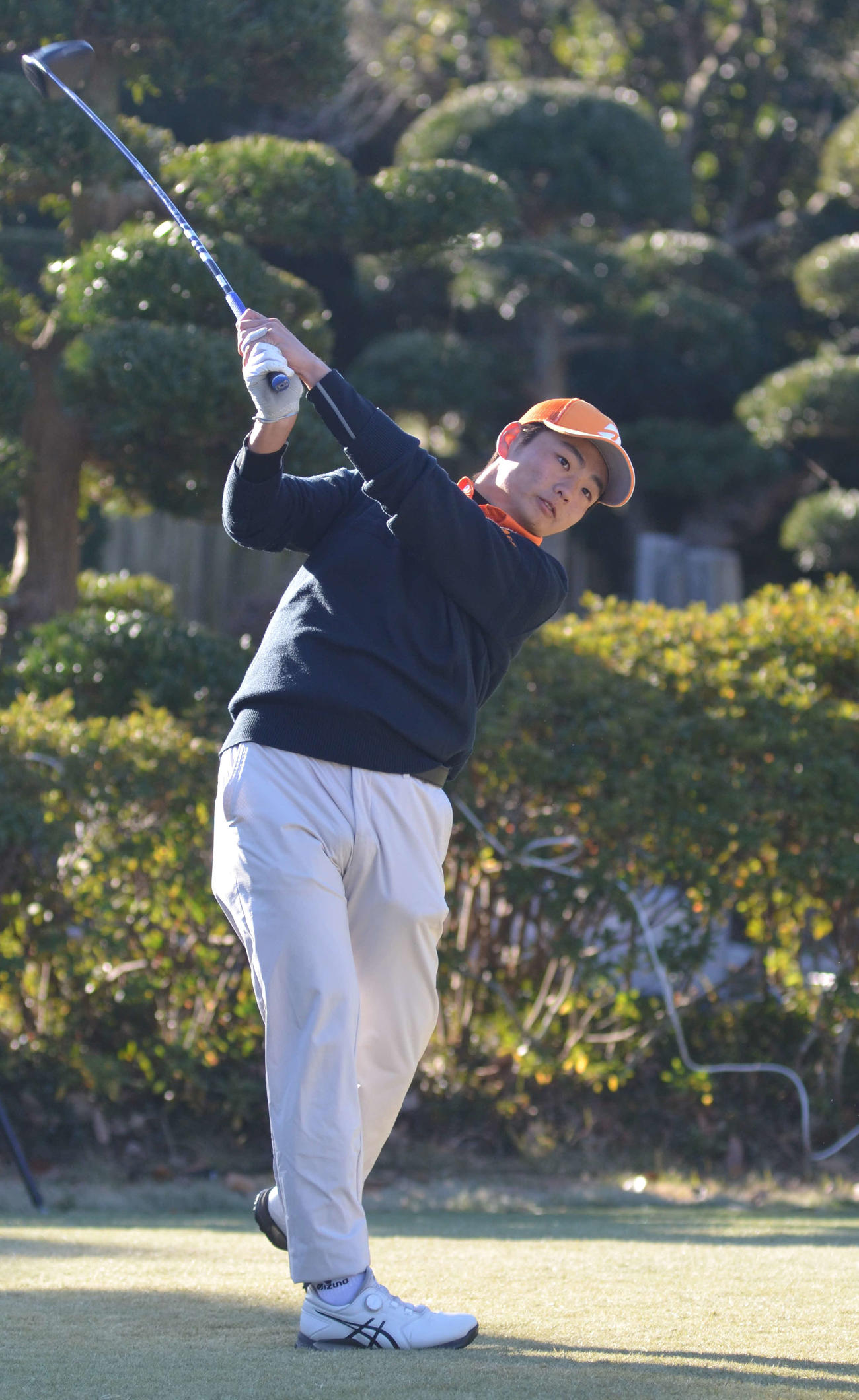 西コース1番で第1打を放つ大郷喜一