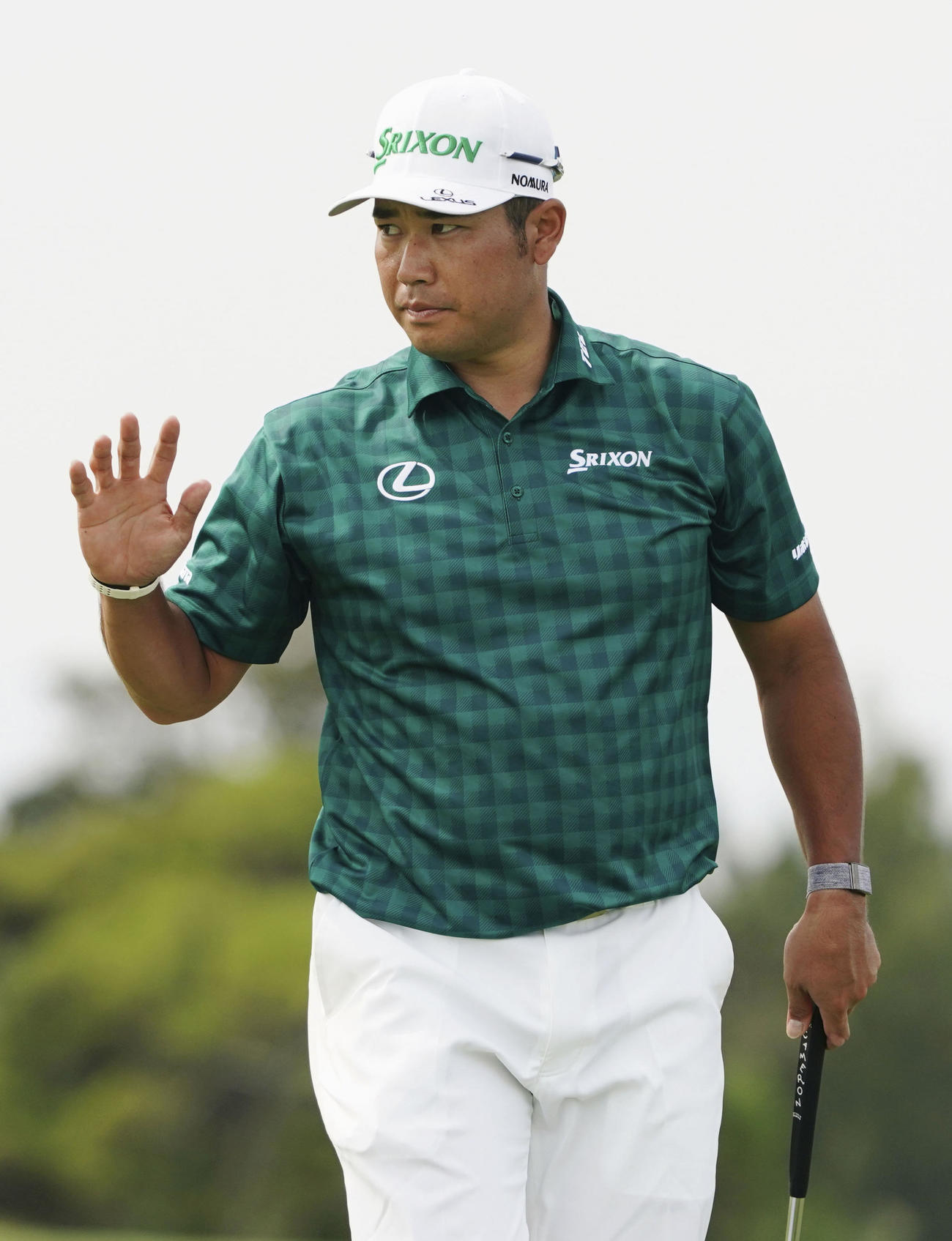 第3ラウンド、10番でバーディーパットを決め、歓声に応える松山英樹（共同）