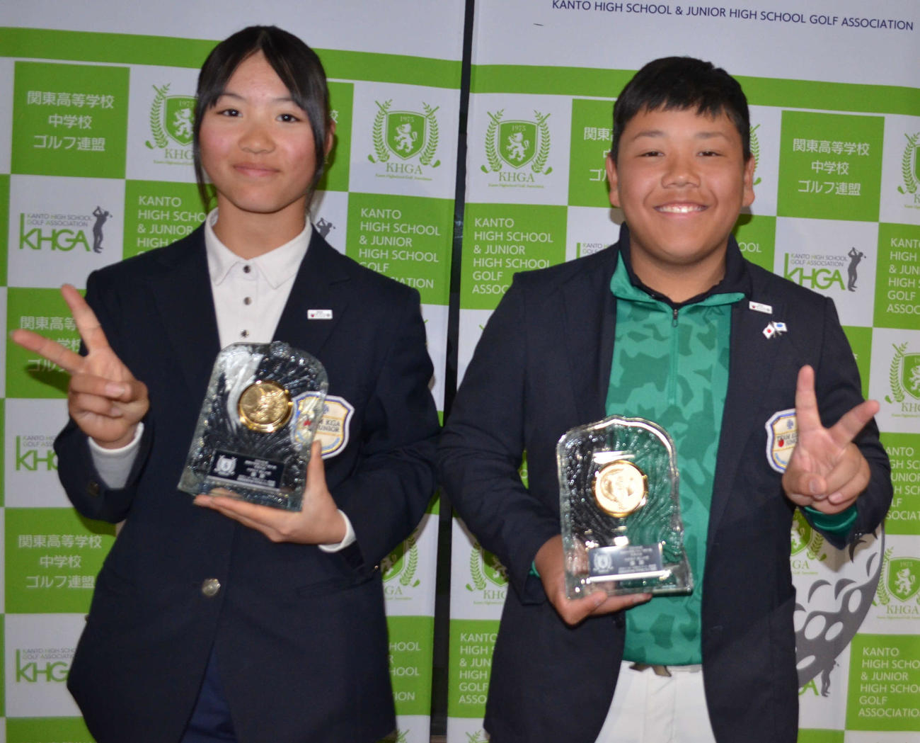 優勝した女子の境美玲（左）と男子の高浦維吹