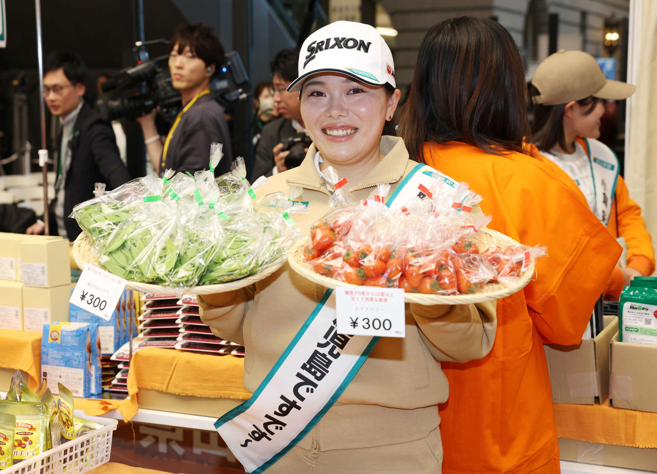 明治安田の女子プロゴルファーと一緒に応援！「地域物産展」で地元鹿児島の物産展を紹介する勝（撮影・宮地輝）
