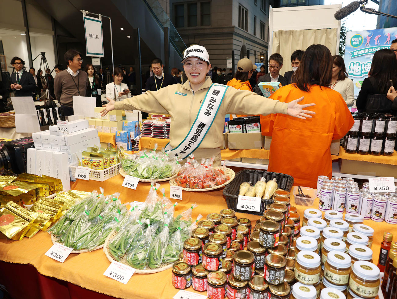 明治安田の女子プロゴルファーと一緒に応援！「地域物産展」で地元鹿児島の物産展を紹介する勝（撮影・宮地輝）