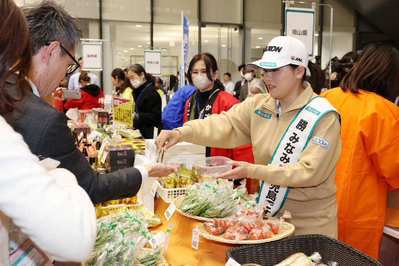 明治安田の女子プロゴルファーと一緒に応援！「地域物産展」で地元鹿児島の物産展で笑顔で接客をする勝（撮影・宮地輝）