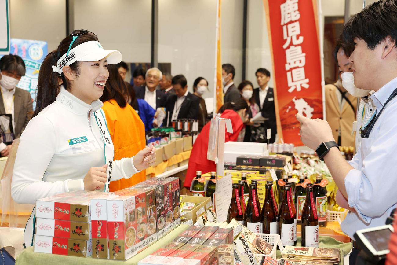 明治安田の女子プロゴルファーと一緒に応援！「地域物産展」で地元福岡の物産展で笑顔で接客をする天本（撮影・宮地輝）