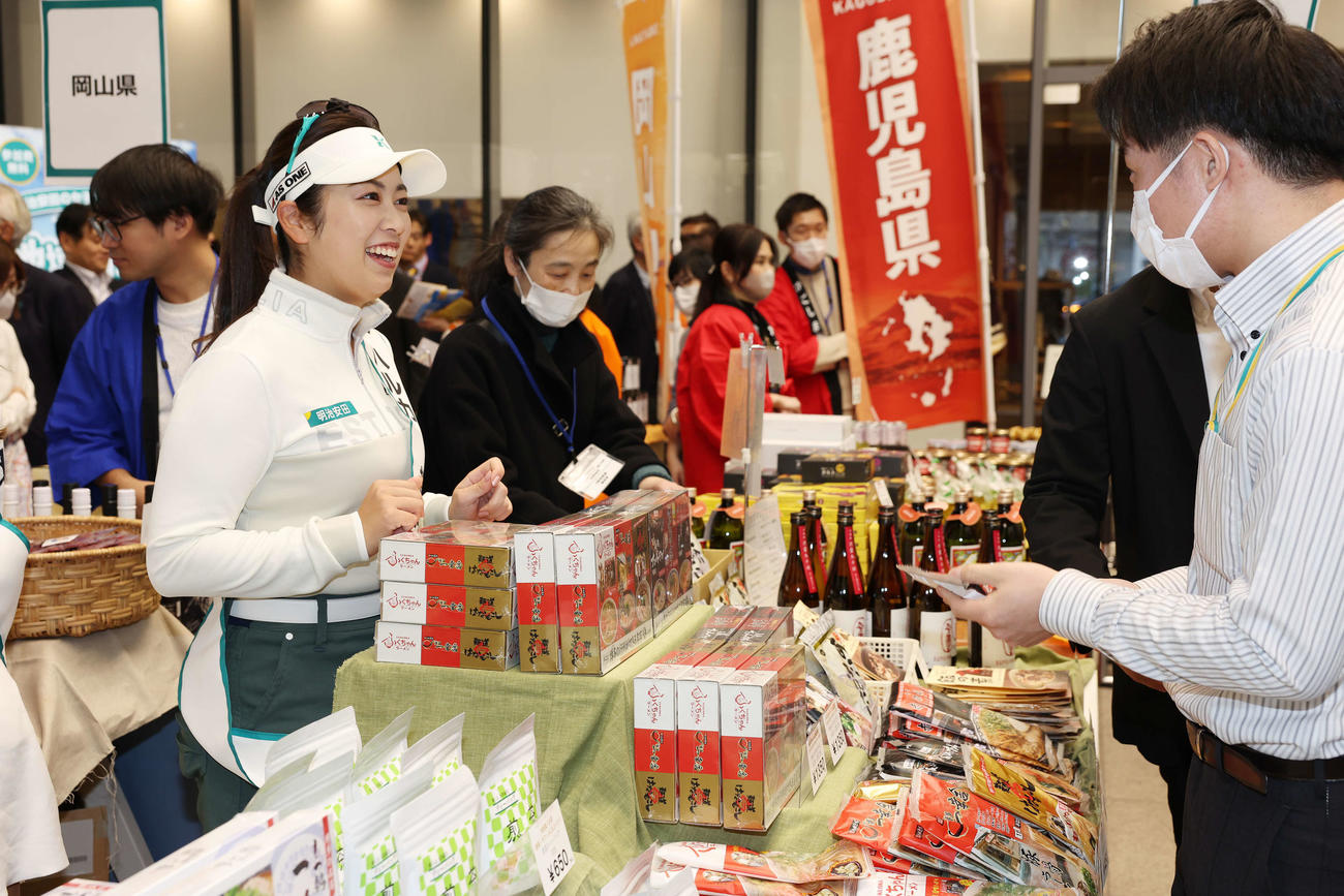 明治安田の女子プロゴルファーと一緒に応援！「地域物産展」で地元福岡の物産展で笑顔で接客をする天本（撮影・宮地輝）