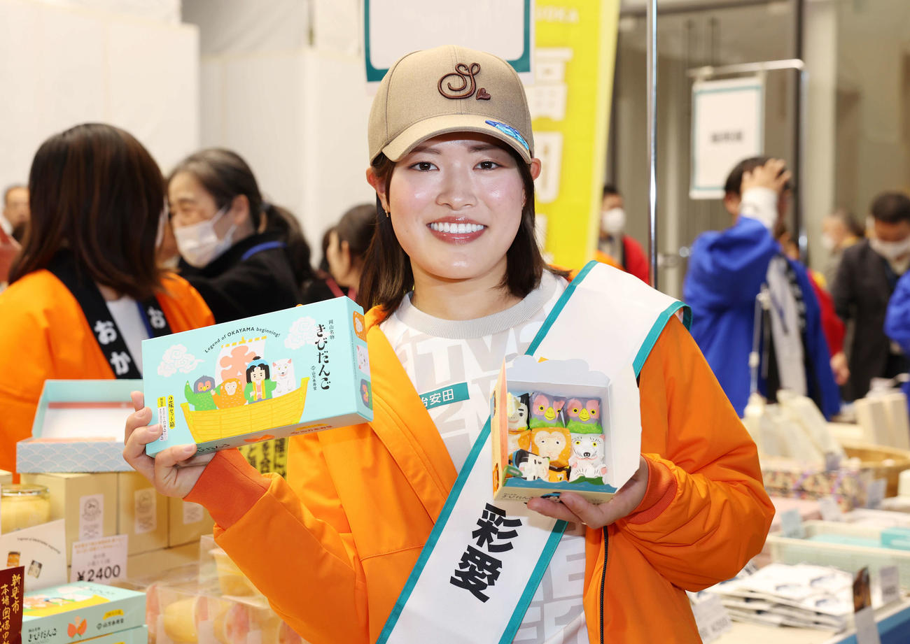 明治安田の女子プロゴルファーと一緒に応援！「地域物産展」で地元岡山の物産展を紹介する小倉（撮影・宮地輝）