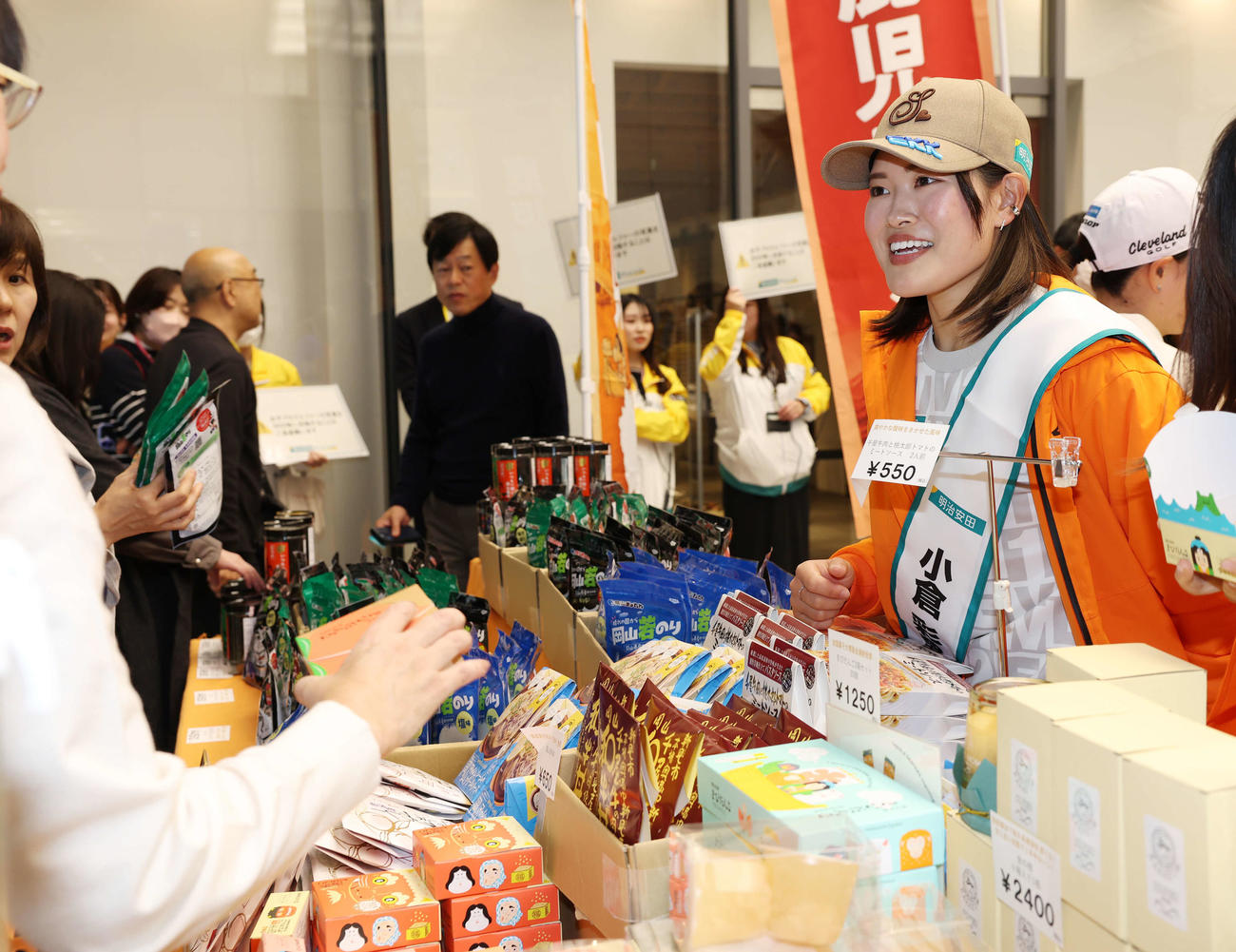 明治安田の女子プロゴルファーと一緒に応援！「地域物産展」で地元岡山の物産展で笑顔で接客をする小倉（撮影・宮地輝）
