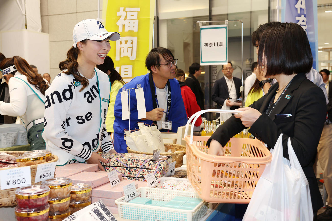 明治安田の女子プロゴルファーと一緒に応援！「地域物産展」で地元神奈川の物産展で笑顔で接客をする鶴岡（撮影・宮地輝）