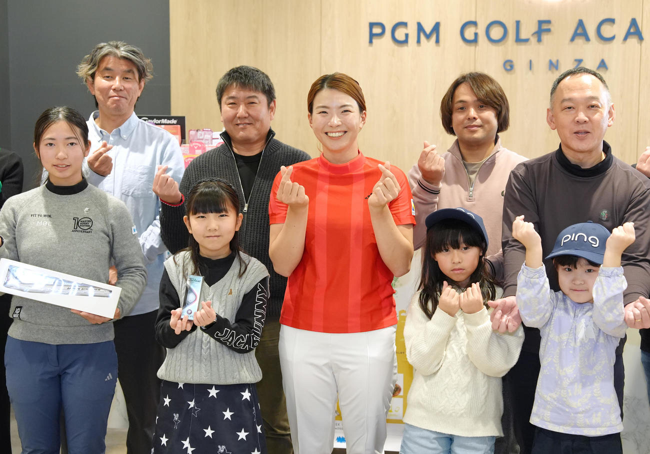 ミニレッスンを行った渋野（中央）は参加者の親子と笑顔で記念撮影する（撮影・足立雅史）