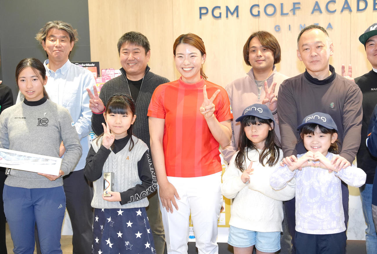 ミニレッスンを行った渋野（中央）は参加者の親子と笑顔で記念撮影する（撮影・足立雅史）