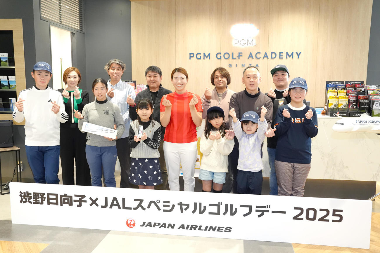 ミニレッスンを行った渋野（中央）は参加者の親子と笑顔で記念撮影する（撮影・足立雅史）