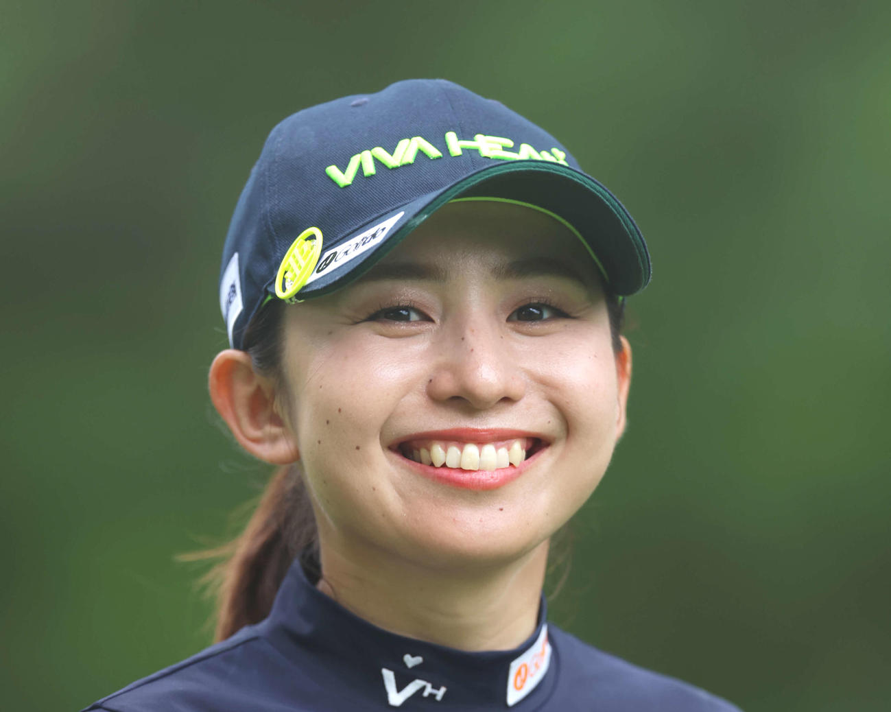 3番、笑顔で手を振る江沢（撮影・河田真司）