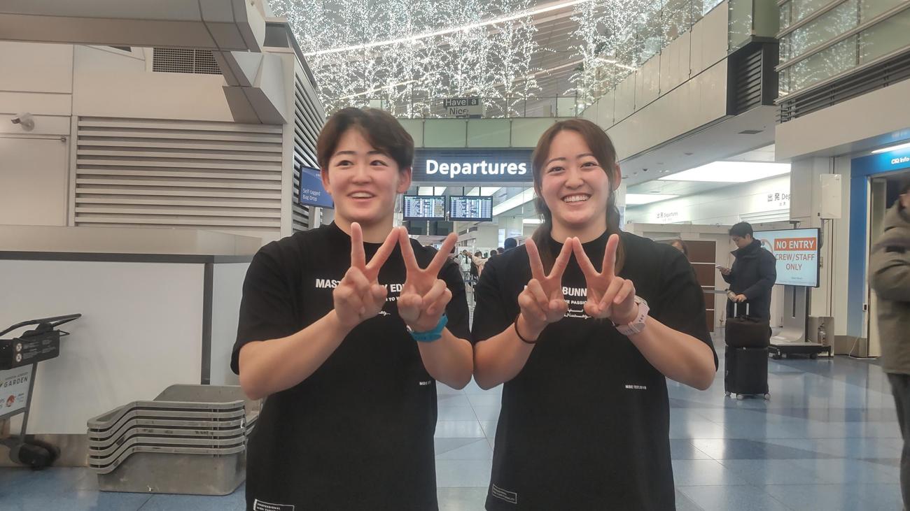 米女子ツアー参戦へ出国する岩井明愛（左）、千怜姉妹