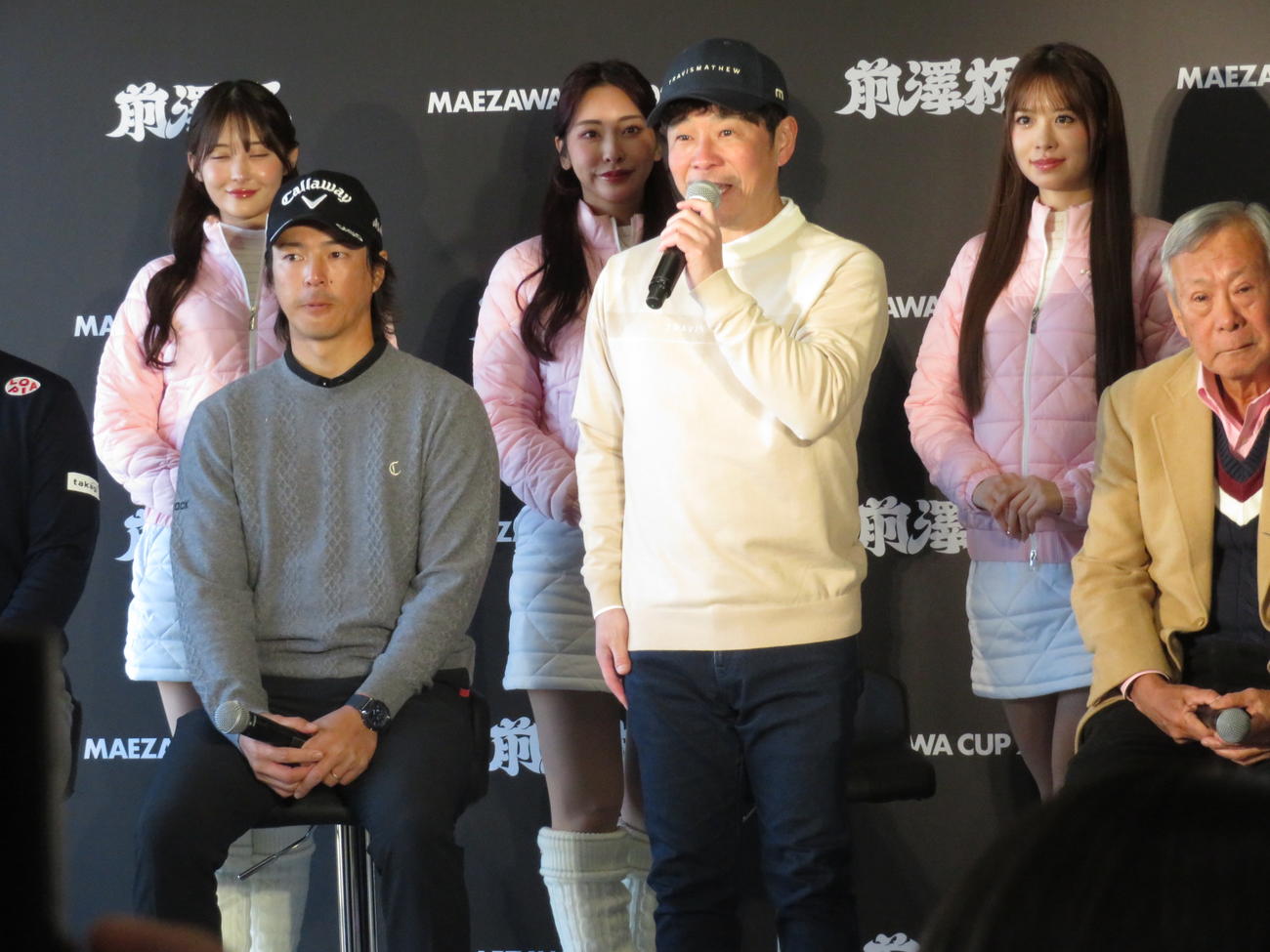 前澤杯の会見に出席した、前列左から石川遼、前澤友作氏、JGTO諸星裕会長。後列はラウンドガール