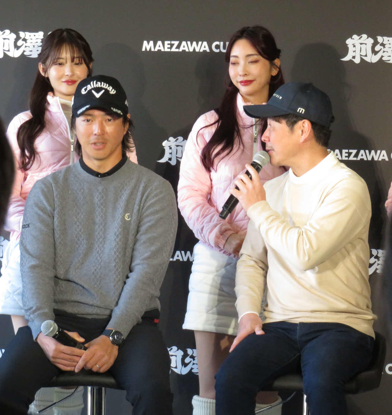 前澤杯の会見に出席した前澤友作氏（前列右）と石川遼（同左）。後列はラウンドガール